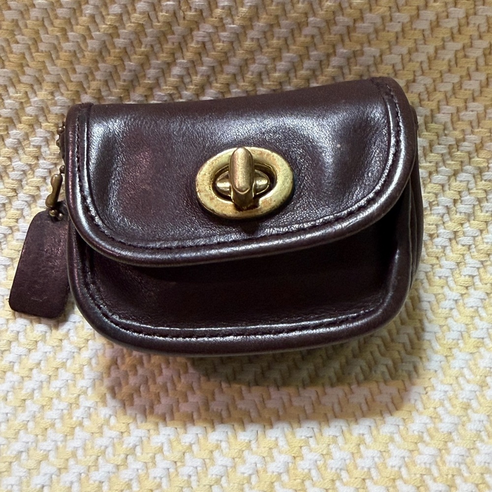 Vintage Coach City
Key Fob / Coin Pouch/Air-pod Case - Picture 10 of 12